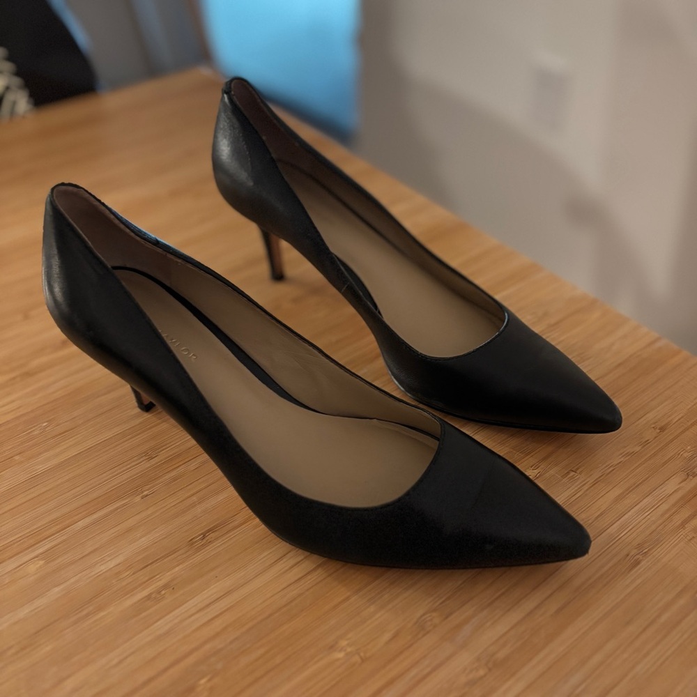 Ann Taylor Black leather pointed toe pumps